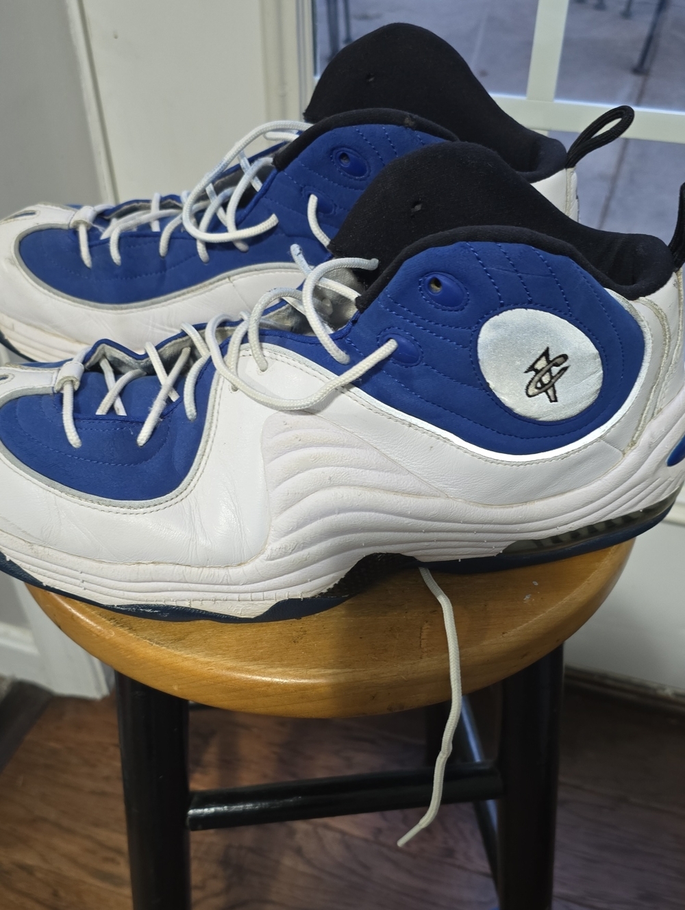Nike Men's White & Blue Athletic Shoes